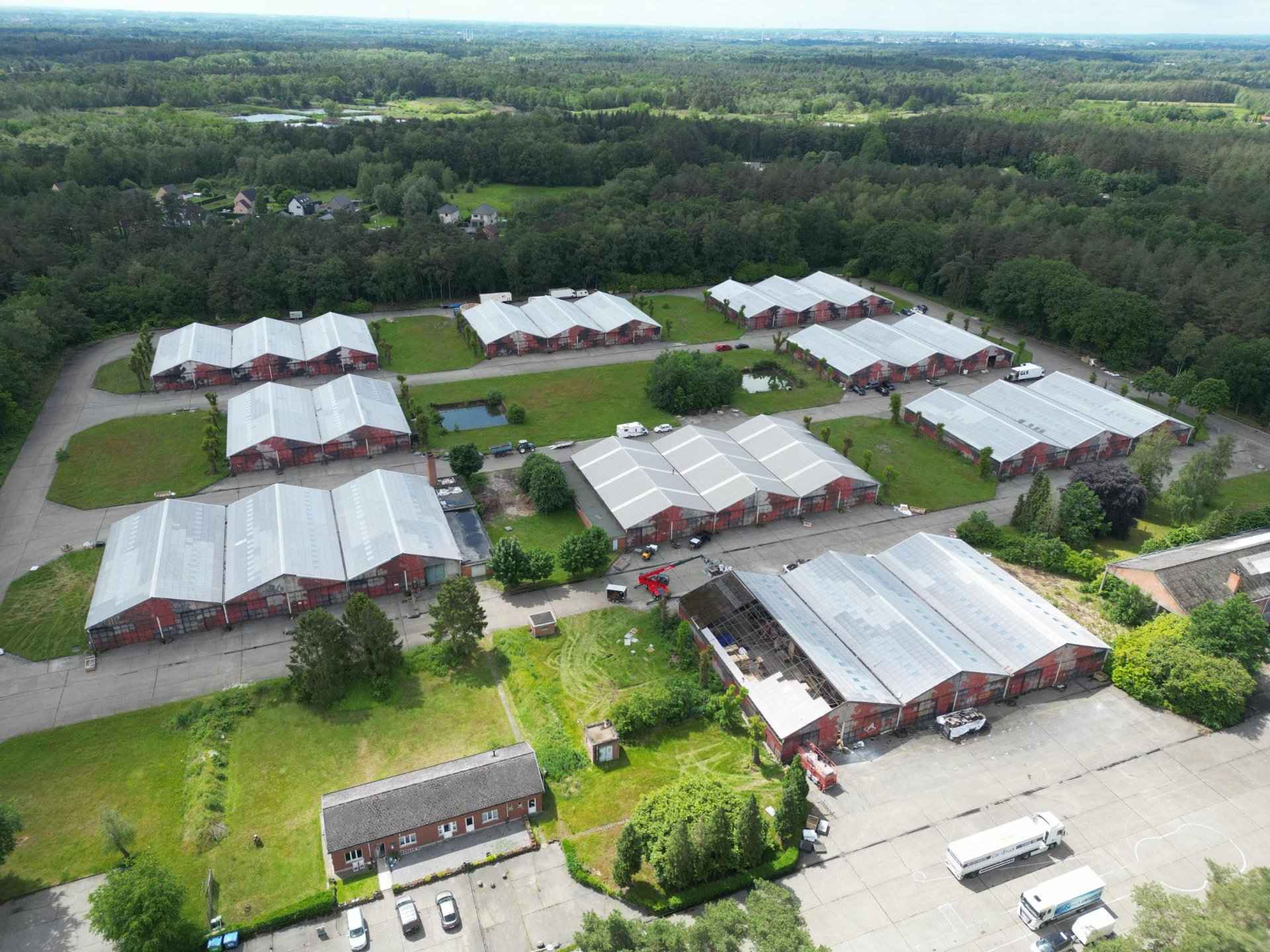 Bedrijvenpark met verouderde golfplaten daken vóór renovatie